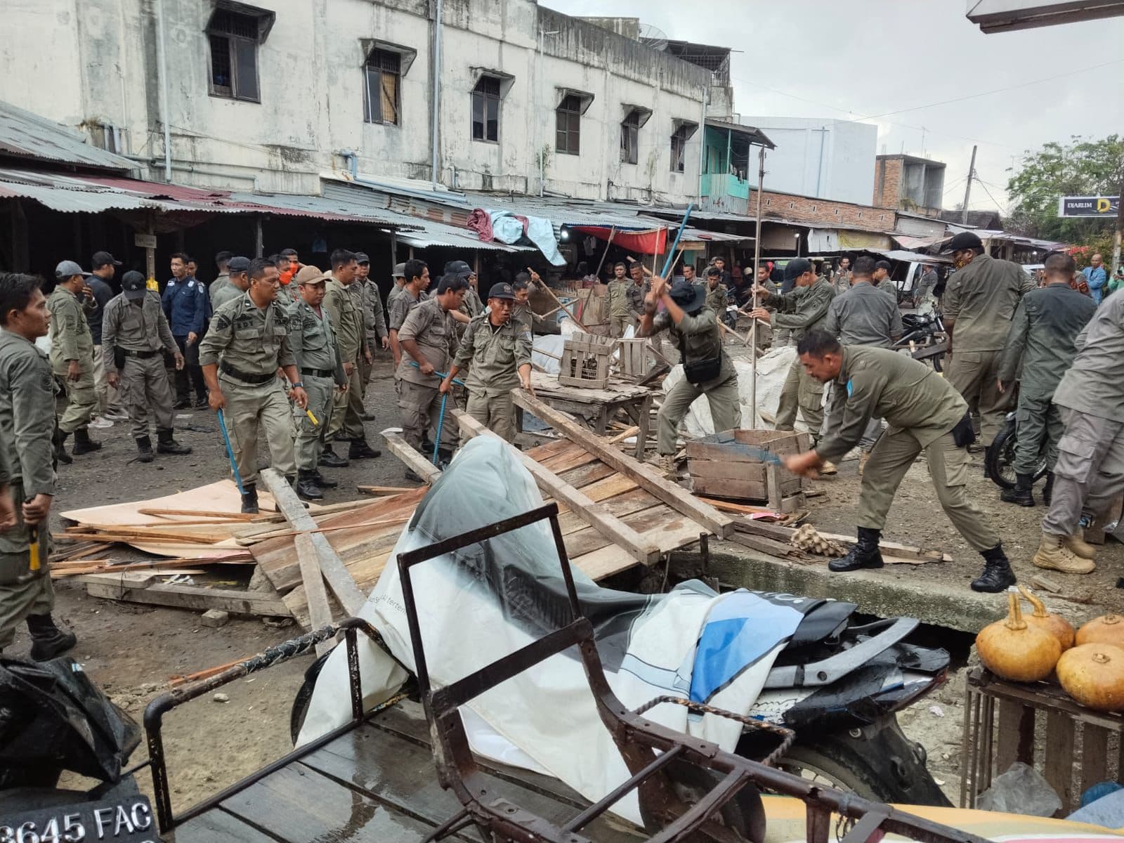 Satpol PP Langsa Bongkar Kios PKL di Pasar Pagi, 18 Kios Dibongkar