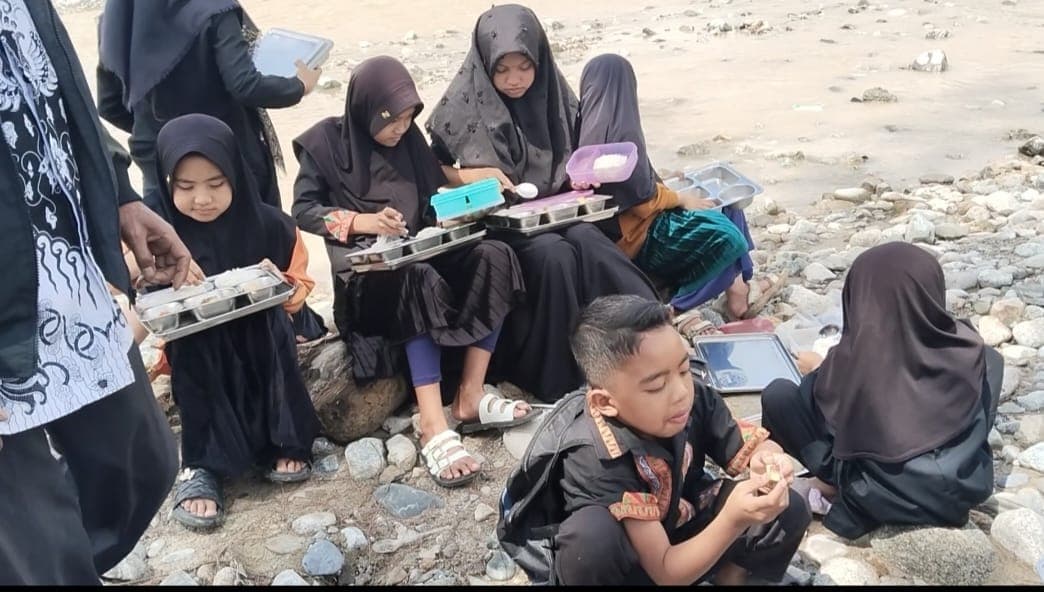 Murid SD Gayo Lues Santap MBG di Tepi Sungai Pasca Banjir Bandang