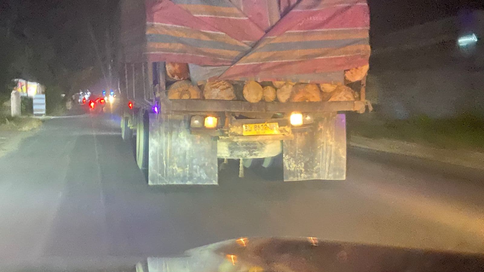 Truk Kayu Balok Diduga Bebas Berkeliaran di Jalur Medan–Banda Aceh, Aparat Penegak Hukum Dipertanyakan