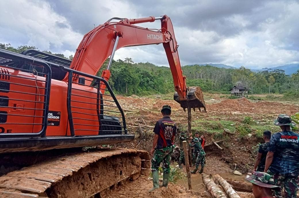 Warga Aceh dan TNI Kerja Sama Pemasang Pancang Kayu di Nagan Raya
