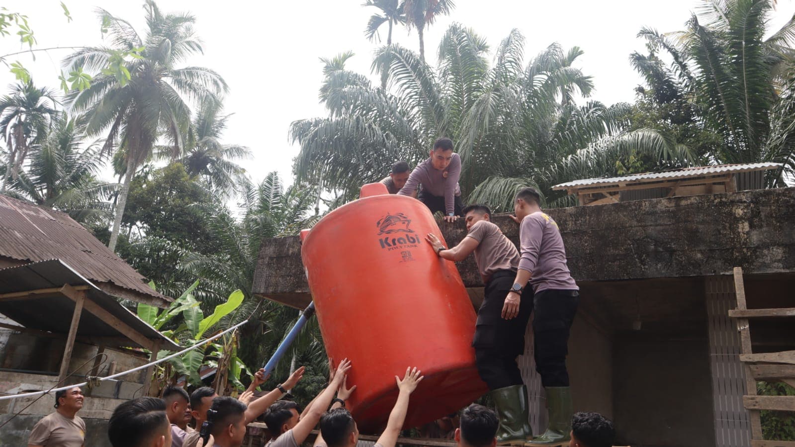Mahasiswa Polri Pasang Sumur Bor dan Gelar Trauma Healing di Desa Tuwi Buya Nagan Raya