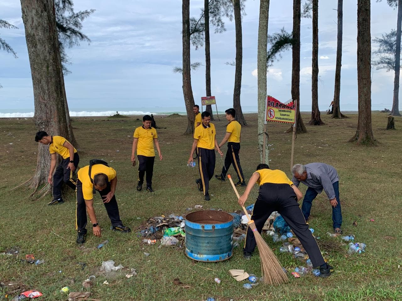 Personel Gabungan Bersihkan Masjid dan Pantai di Nagan Raya Menjelang Ramadhan