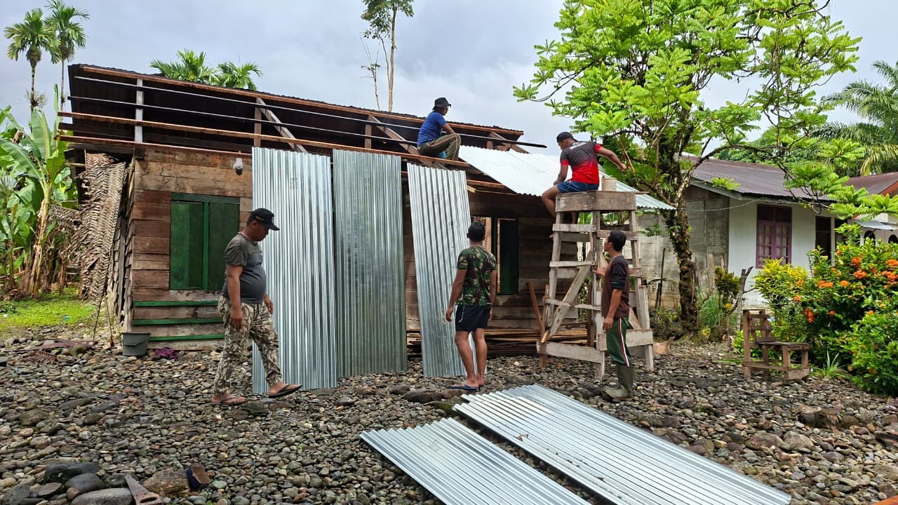 TNI Bangun RTLH dan MCK untuk Warga Nagan Raya, Tingkatkan Kualitas Hidup