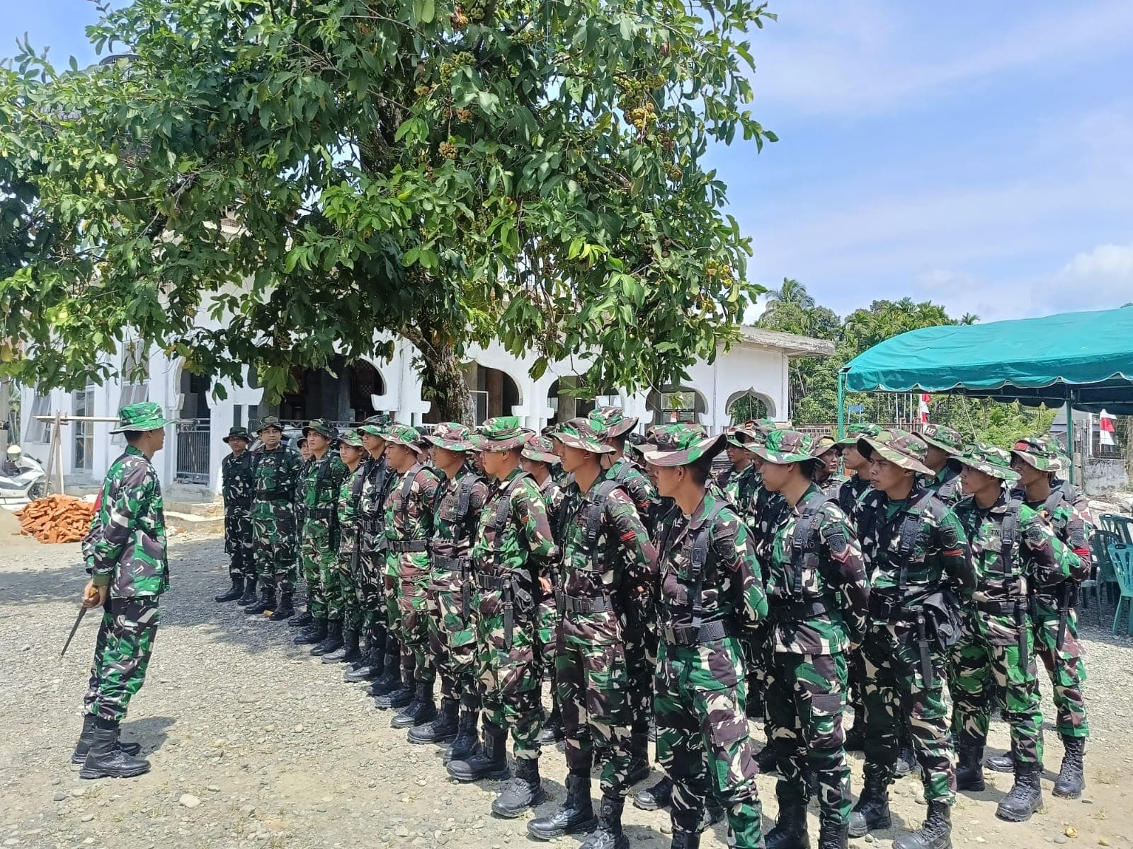 TNI Perkuat Jalan dan Bangun RTLH di Ujong Blang, Nagan Raya