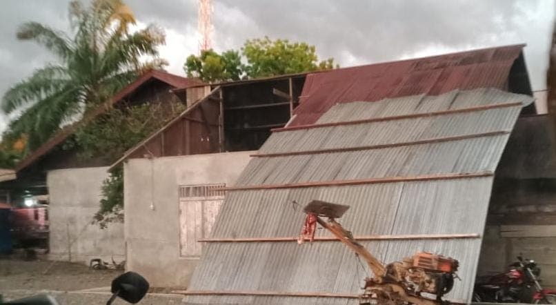 Angin Puting Beliung Rusak Atap Rumah Warga Kaway XVI Jelang Berbuka