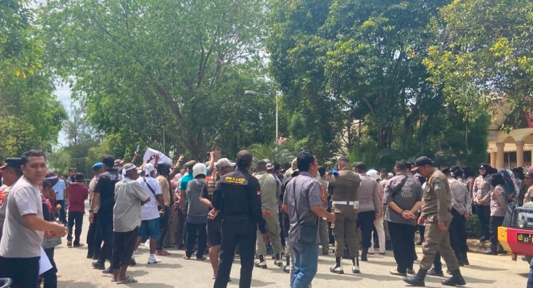 Wali Kota Langsa Absensi Saat Korban Banjir Unjuk Rasa, Warga Kecewa