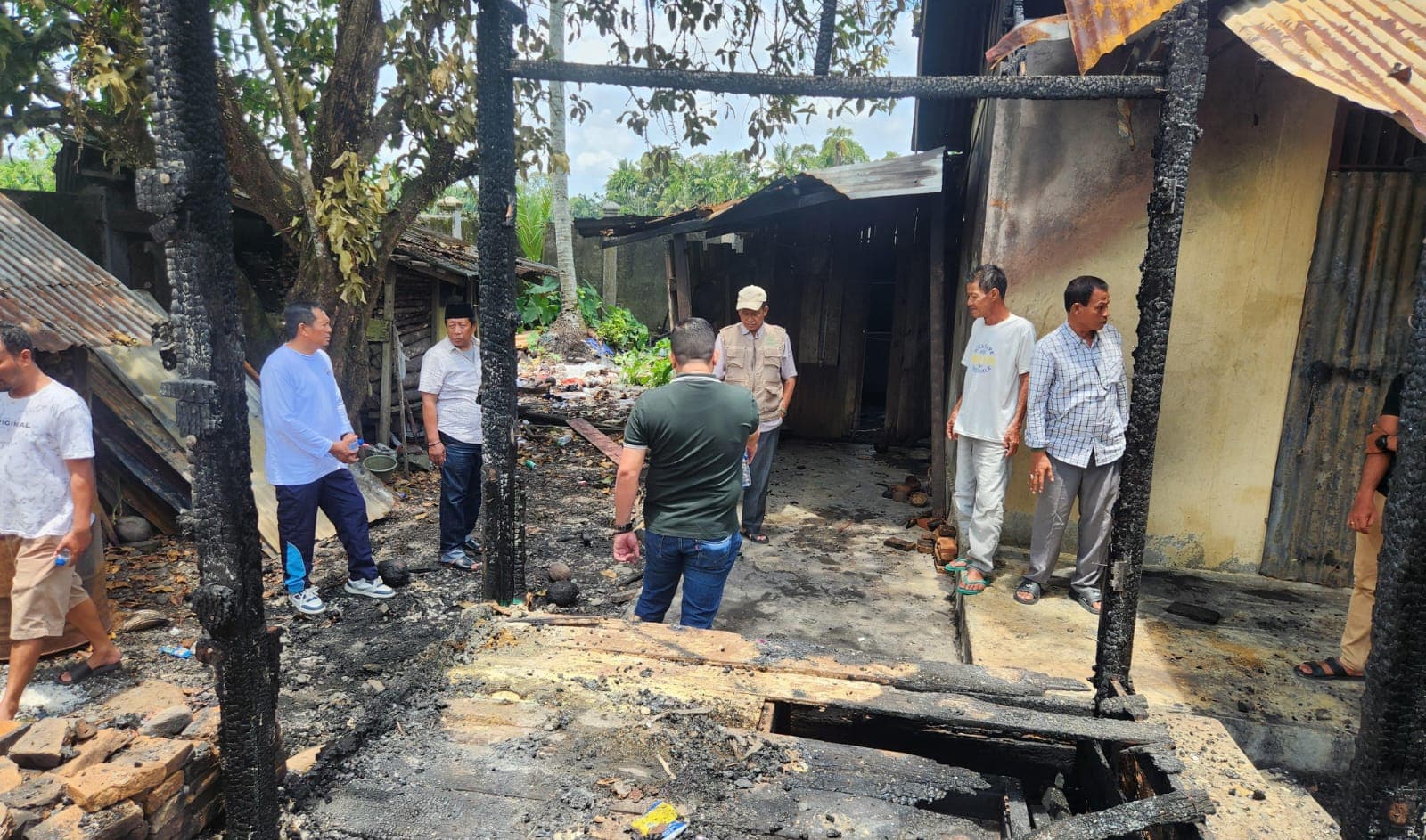 Pemkab Nagan Raya Serahkan Bantuan Rp4 Juta untuk Korban Kebakaran di Seunagan Timur
