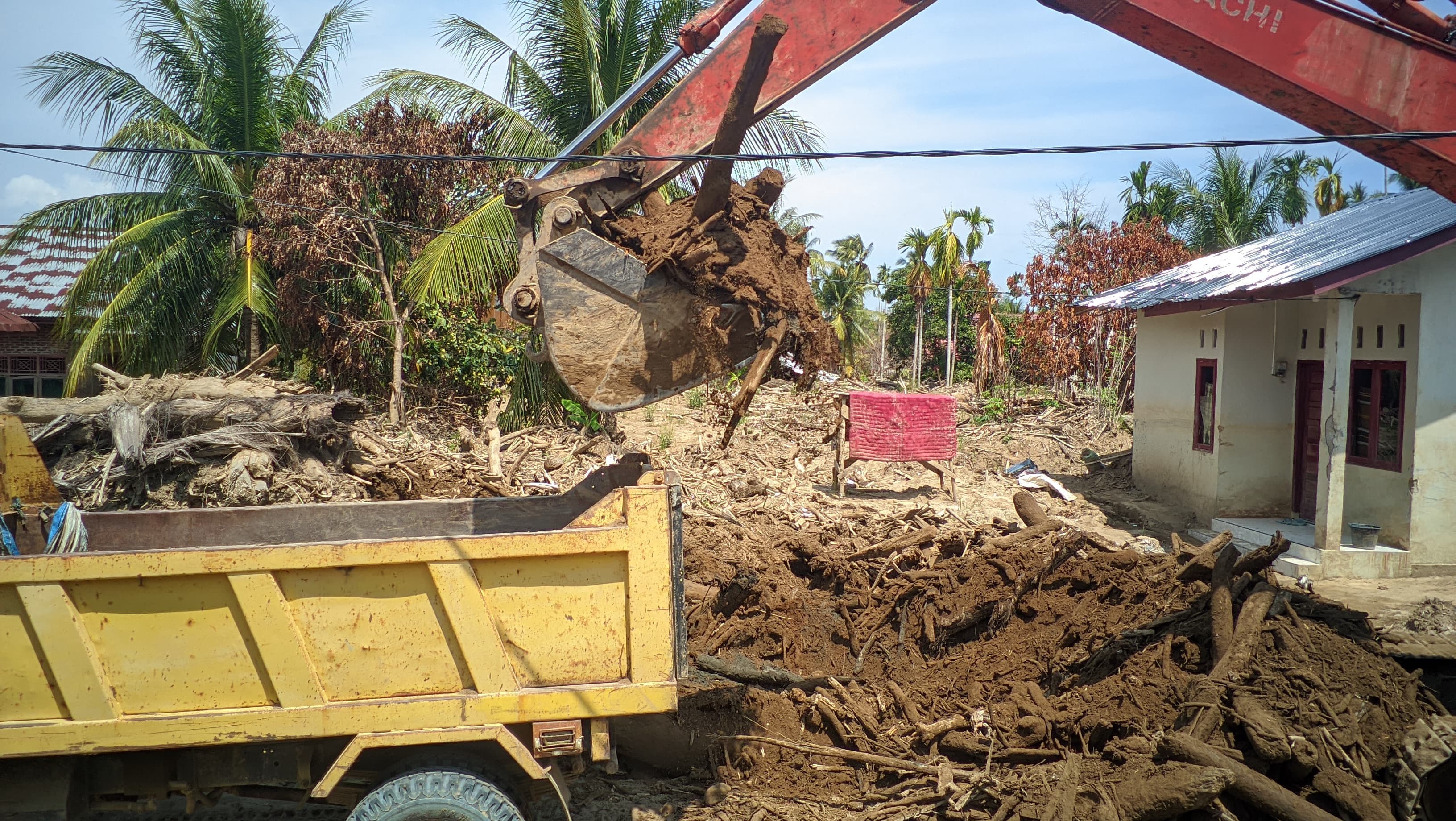 Warga Pidie Jaya Berjuang Bersihkan Lumpur Empat Bulan Pascabanjir