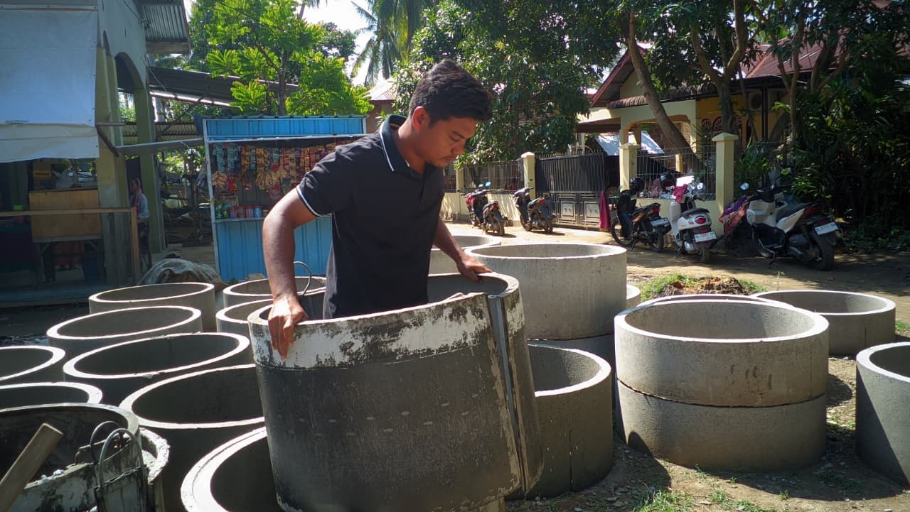Warga Pidie Jaya Bangkit dari Banjir dengan Produksi Paving Blok