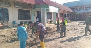 TNI dan Warga Bersihkan SDN 3 Peusangan Bireuen Pasca Banjir