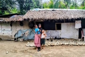 Janda Miskin di Aceh Barat Daya Tinggal di Rumah Berdinding Plastik
