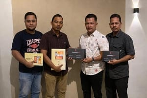 Dosen UBBG Berikan Tablet untuk Tingkatkan Kinerja Perangkat Desa Kayee Jatoe