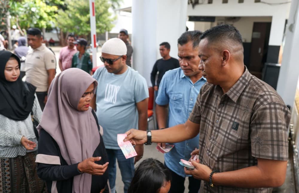 Seribuan Warga Padati Meuligoe Terima THR dari Mualem