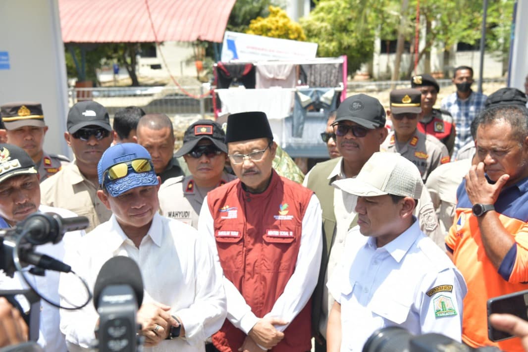 Wagub Aceh Dampingi Mendagri dan Mensos Tinjau Huntara serta Serahkan Bantuan Korban Bencana di Pidie Jaya