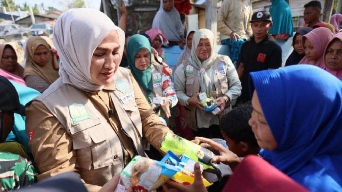 3 Istri Petinggi Aceh Jadi Apoteker Dadakan, Layani Lansia Korban Bencana hingga Tensi Darah