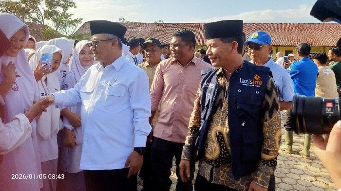 Mendikdasmen Abdul Mu’ti Semangati Pelajar Aceh Tamiang di Hari Pertama Sekolah