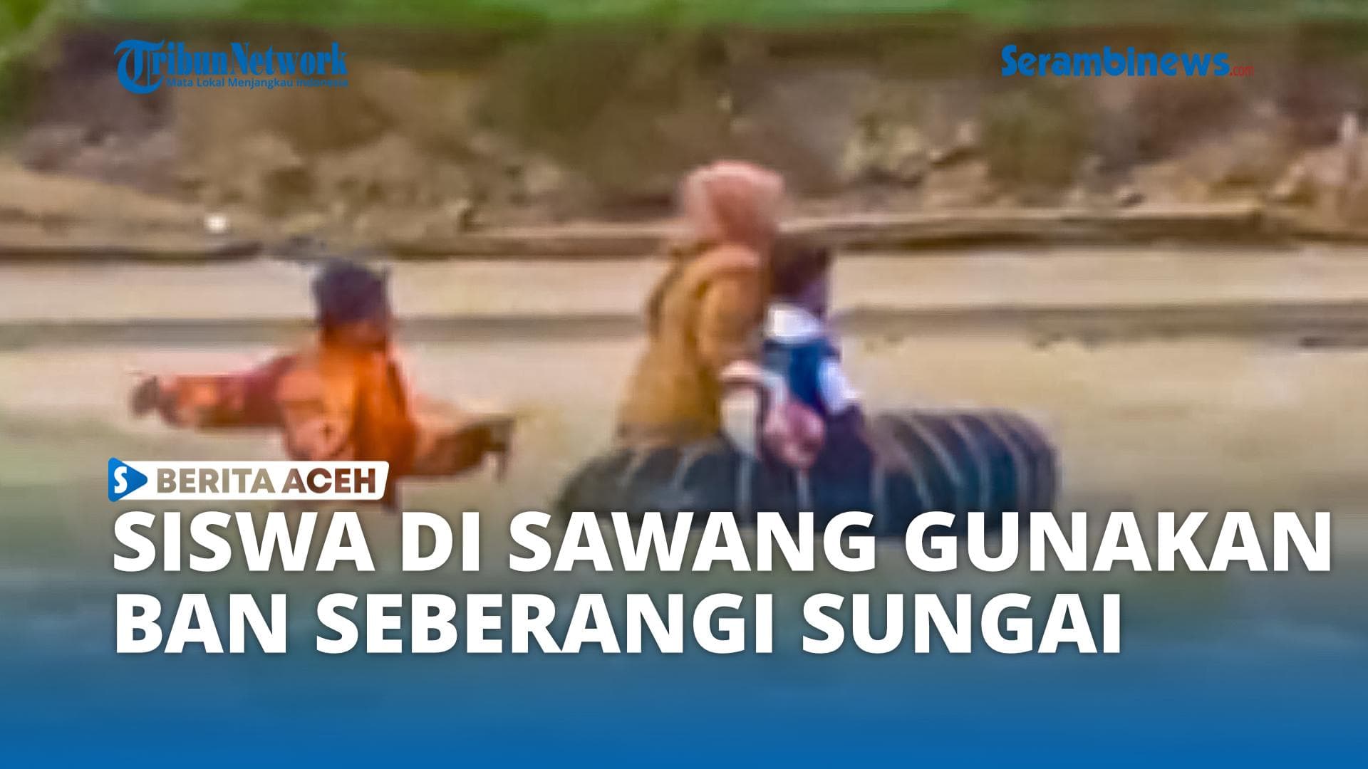 Siswa Aceh Utara Seberangi Sungai Pakai Ban, Jembatan Rusak Belum Diperbaiki