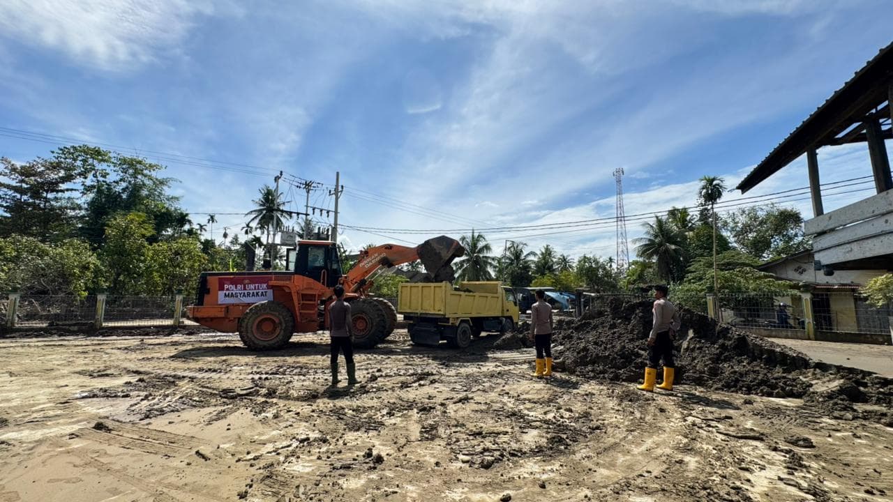 Kapolri Bantu Alat Berat untuk Percepat Pemulihan Pascabanjir di Pidie, Fasilitas Umum Dibersihkan