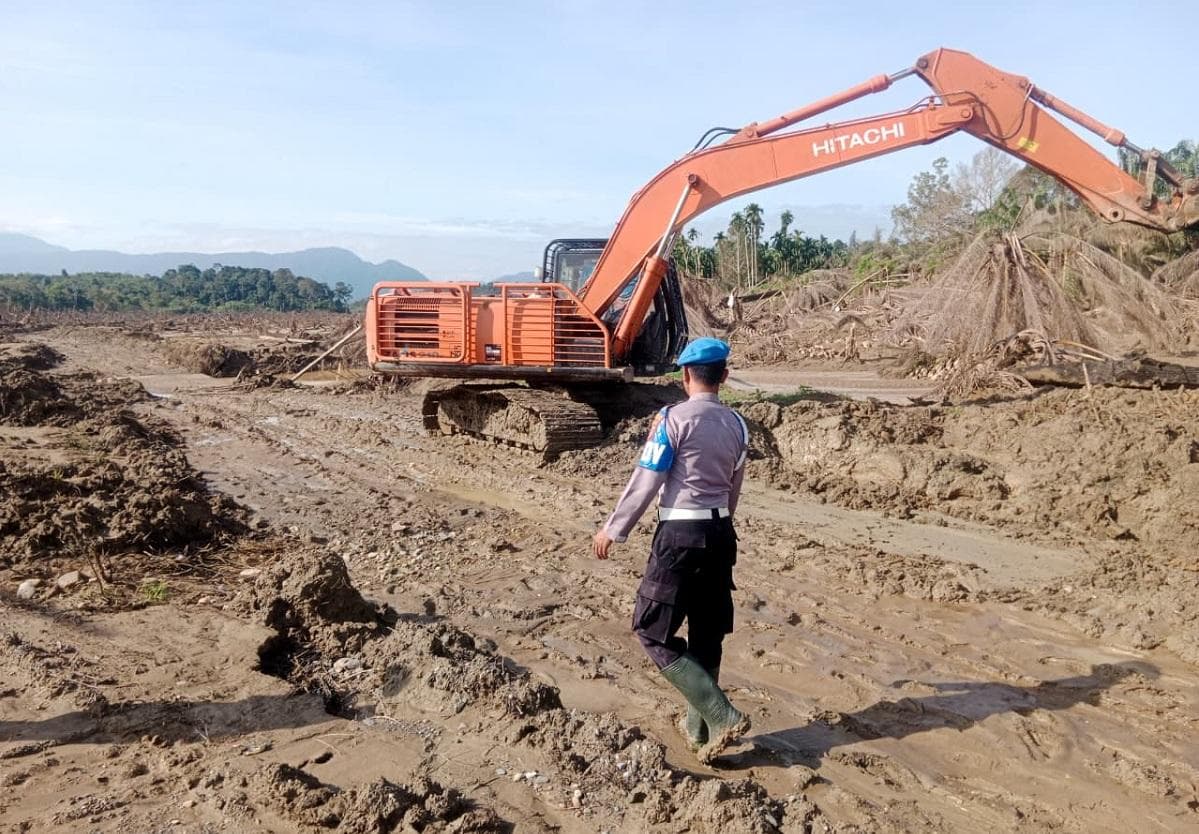 Polri Buka Akses Jalan dan Parit di Pedalaman Aceh Utara Pasca Banjir