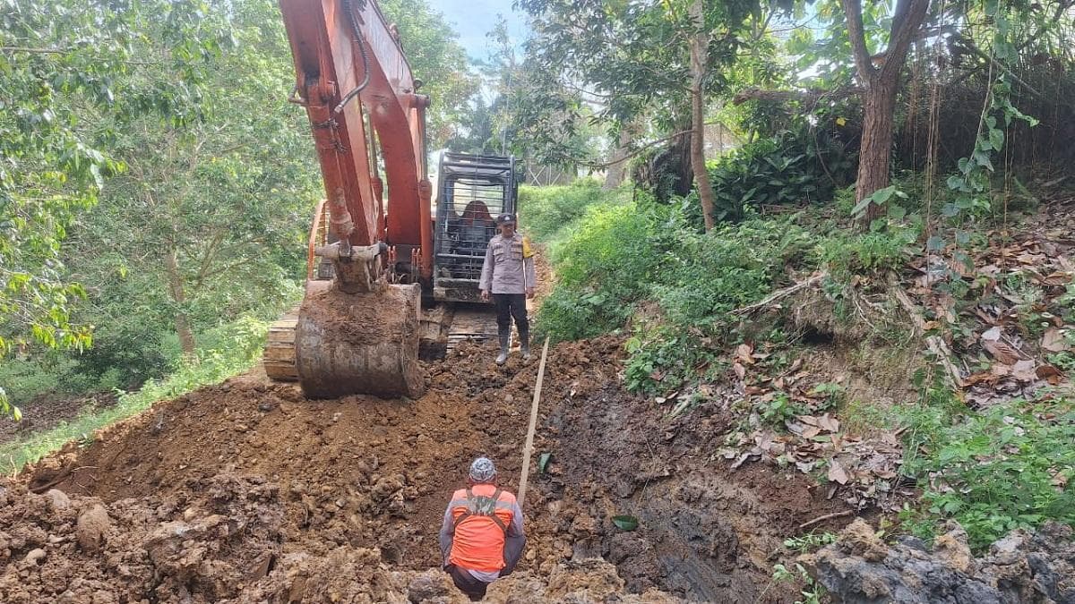 Polri Bersihkan Bahu Jalan di Aceh Utara Pasca Banjir untuk Cegah Genangan