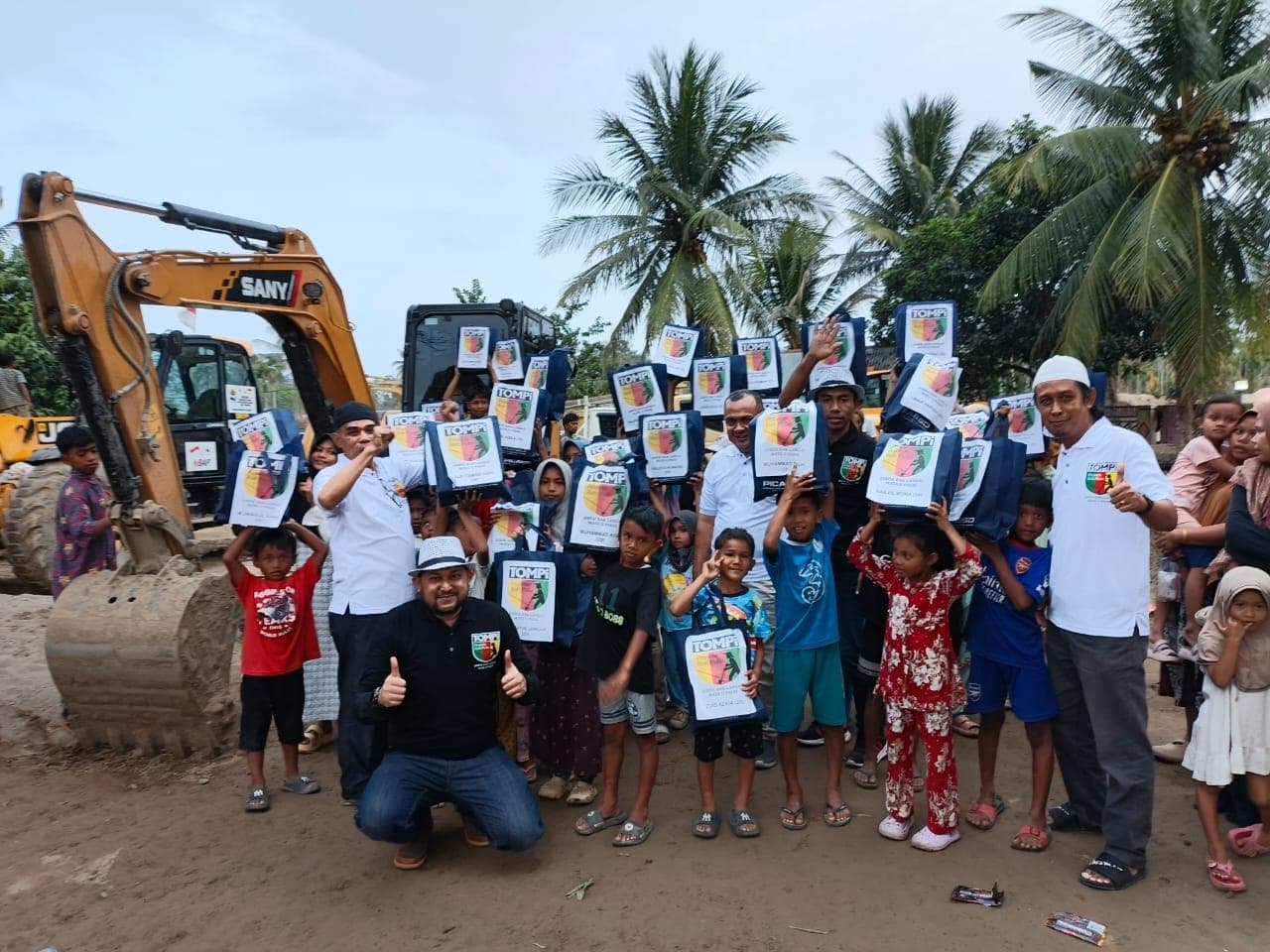 TOMPi Bagikan Sepatu Sekolah untuk 46 Anak Korban Banjir di Pidie Jaya