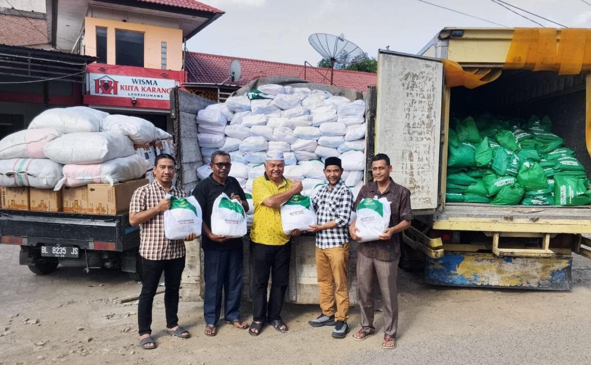 Senator Azhari Cage Salurkan 1.700 Paket Sembako untuk Korban Banjir Aceh Utara
