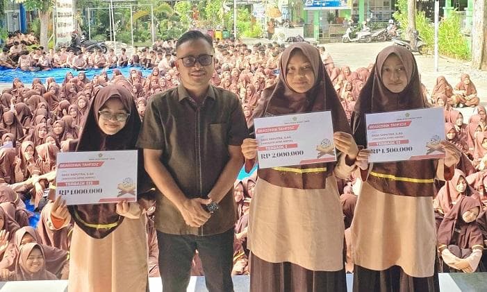 Anggota DPRK Aceh Barat Daya Berikan Beasiswa Penghafal Al-Quran