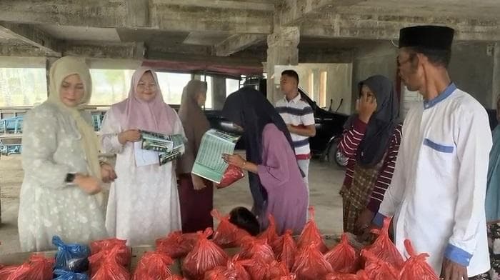 Anggota DPRK Bireuen Salurkan 1 Ton Daging Meugang untuk Korban Banjir Jeumpa dan Juli