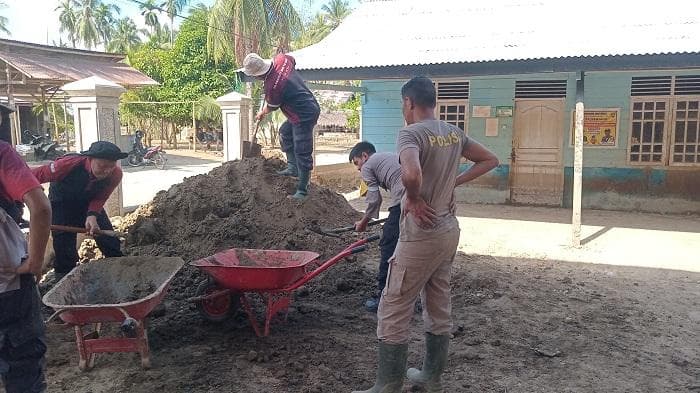 Polres Bireuen Bersihkan Lumpur Meunasah Pante Baro Kumbang Pasca Banjir