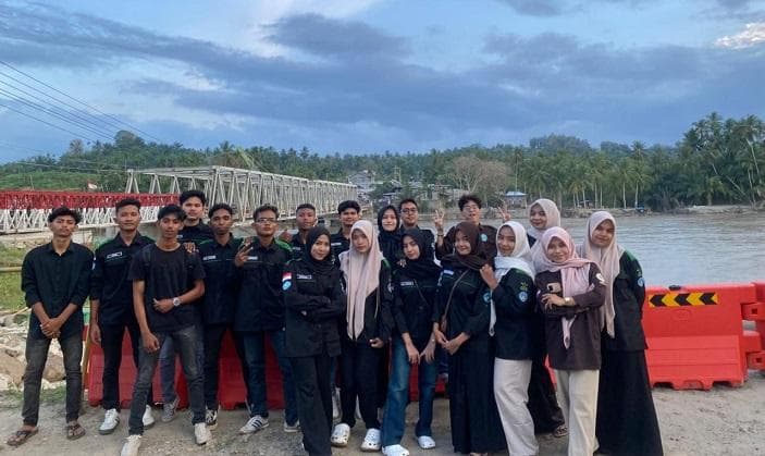 Mahasiswa UNIKI Bireuen Bagikan 550 Paket Takjil untuk Warga dan Penyintas Banjir