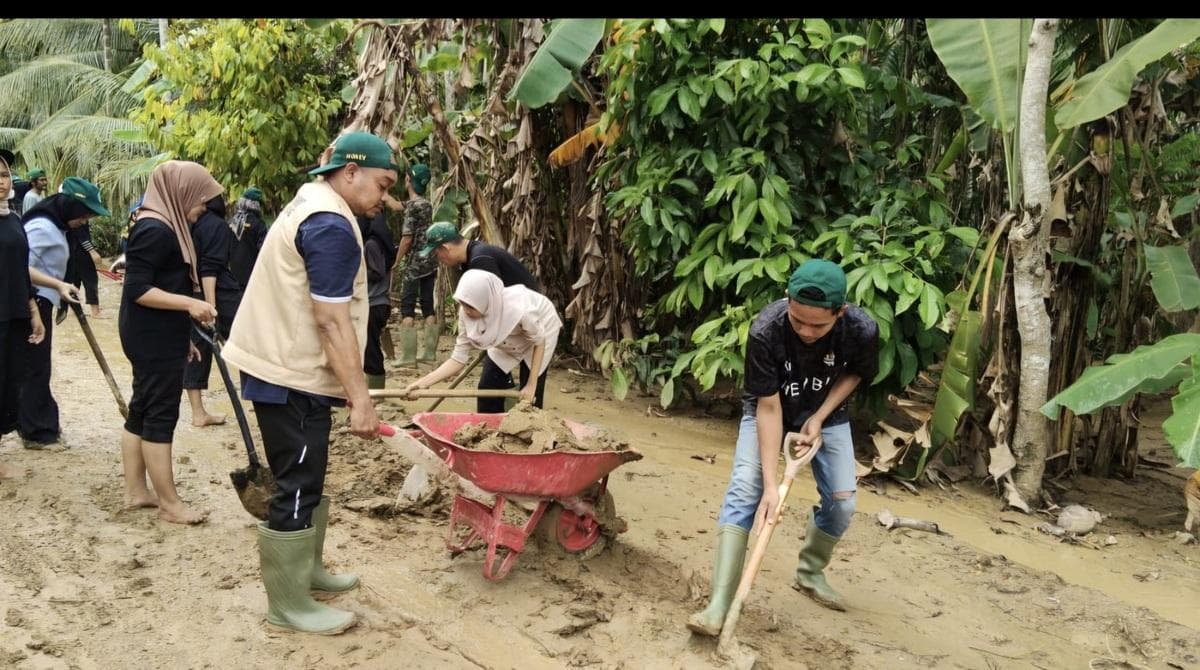 BEM UNIKI Turun Tangan Bersihkan Lumpur di Desa Terdampak Banjir