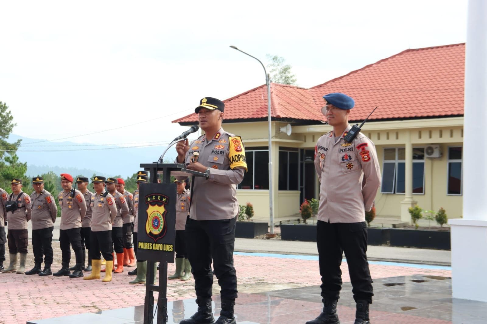100 Personel Brimob Sumsel Bantu Pemulihan Banjir di Gayo Lues