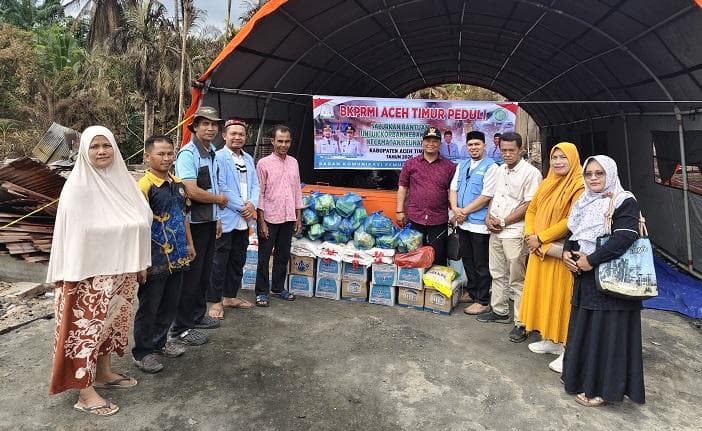Gotong Royong Warga Aceh Timur Bantu Korban Kebakaran Peunaron