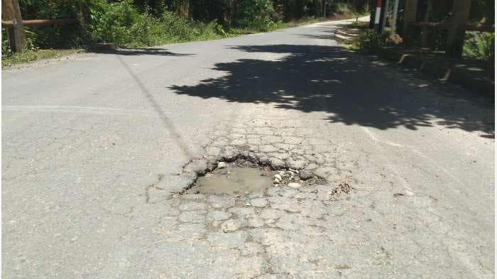 Aspal Jalan Singkohor Bolong Setahun Pasca Perbaikan, Warga Khawatir