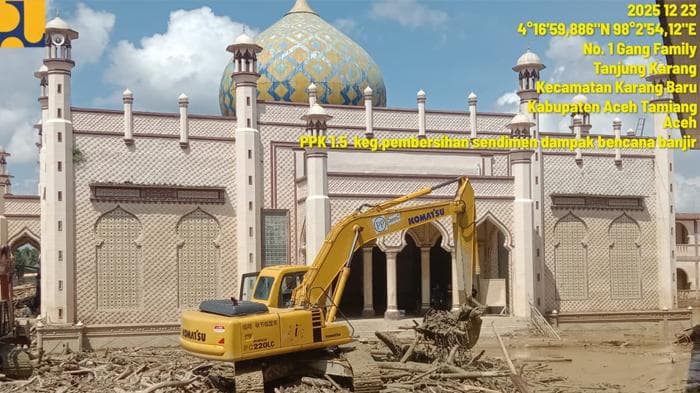 BPJN Aceh Kerahkan Alat Berat Bersihkan Pesantren Darul Mukhlishin