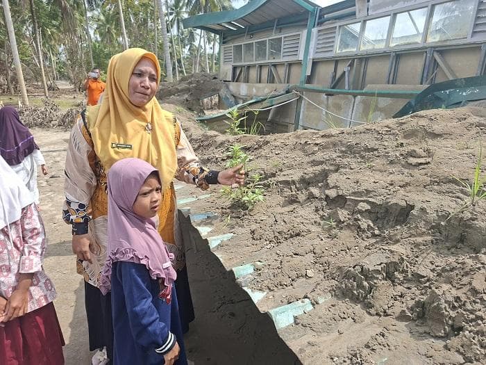 Banjir Bireuen: Atap SDN 5 Peusangan Siblah Krueng Ditumbuhi Rumput, Pembersihan Belum Tersentuh