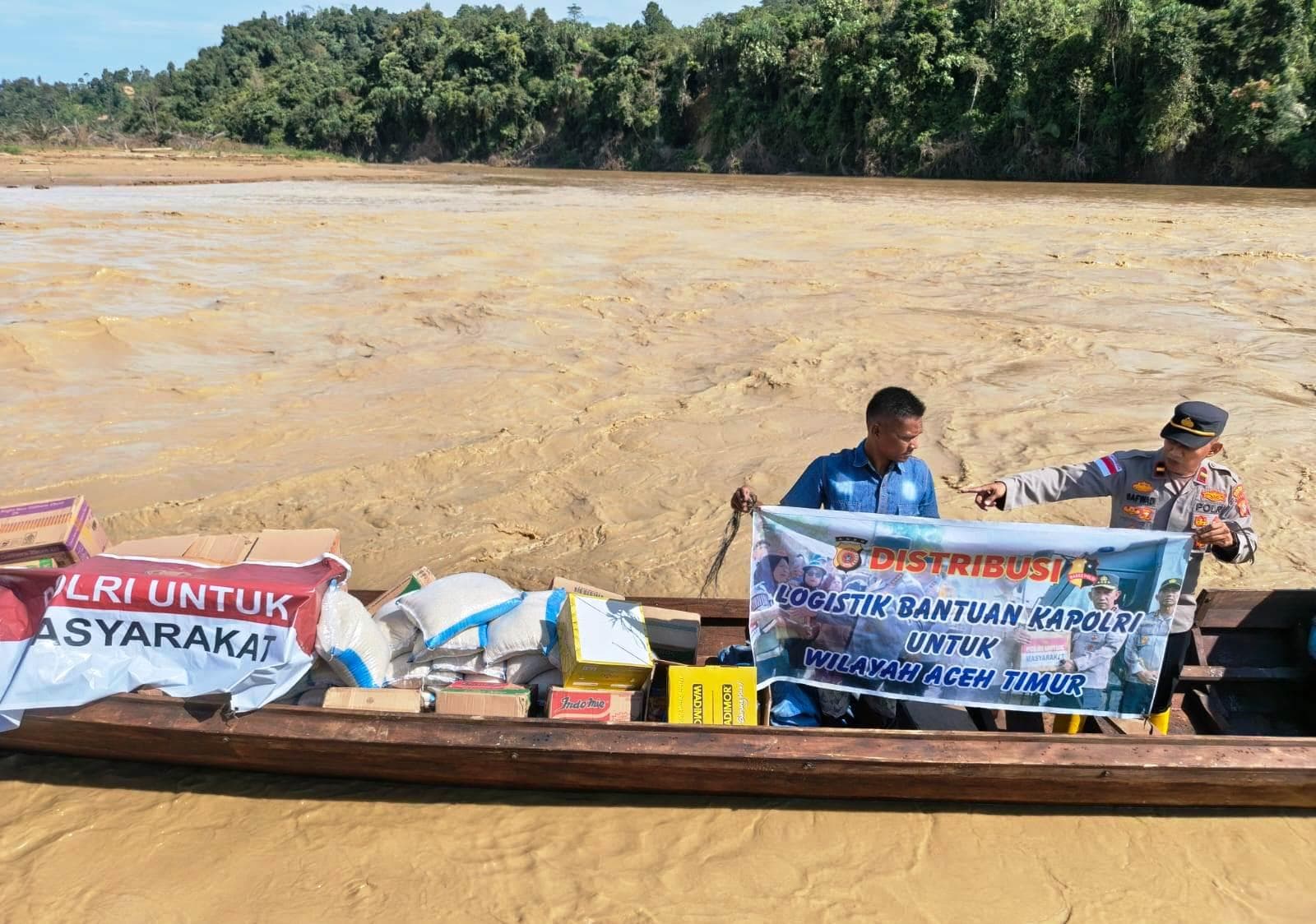 Ratusan Paket Logistik Dibagikan ke Warga Terisolir di Aceh Timur