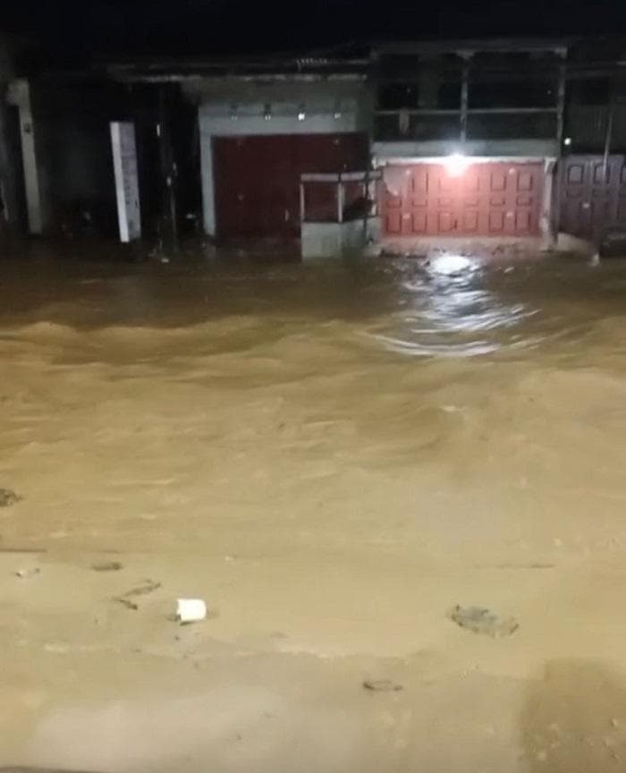 BREAKING NEWS – Banjir Rendam Jalan Nasional dan Rumah Warga di Trumon Tengah - Aceh Selatan