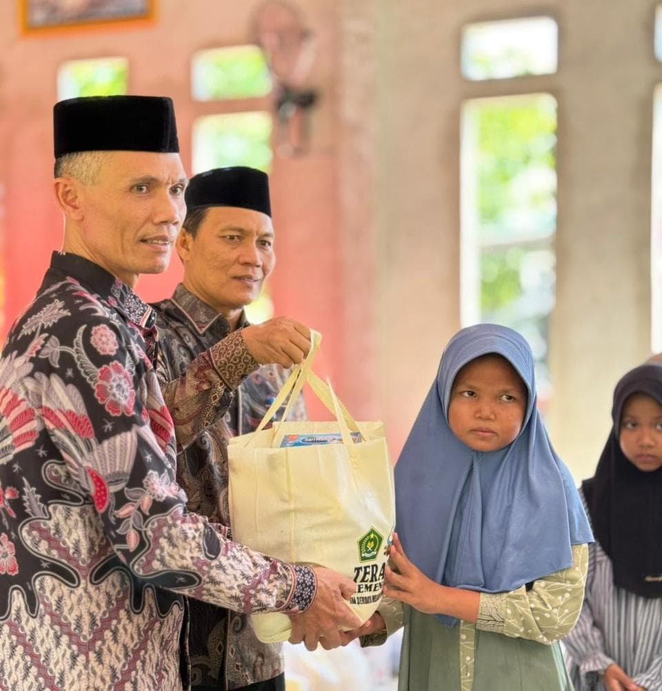 200 Paket THR Diberikan Kemenag Aceh Barat Daya untuk Mustahik