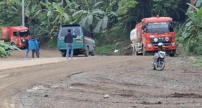 Jalan Bireuen-Takengon Rusak Parah Sudah Diperbaiki Darurat, Truk Minyak Tertahan