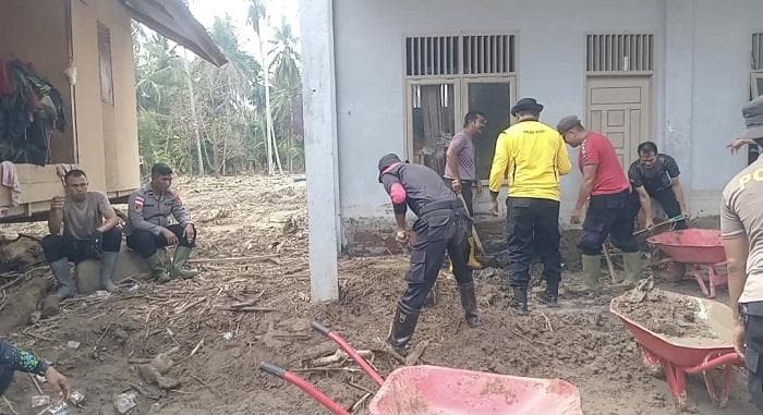 Polres Bireuen Bersihkan Lumpur di Dayah Nurul Hidayah Kutablang