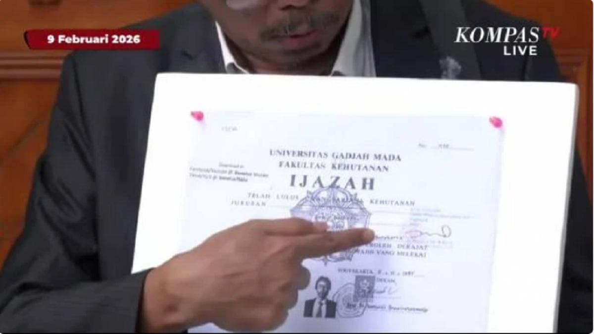Bonatua Tunjukkan Salinan Ijazah Jokowi dari KPU RI ke Publik