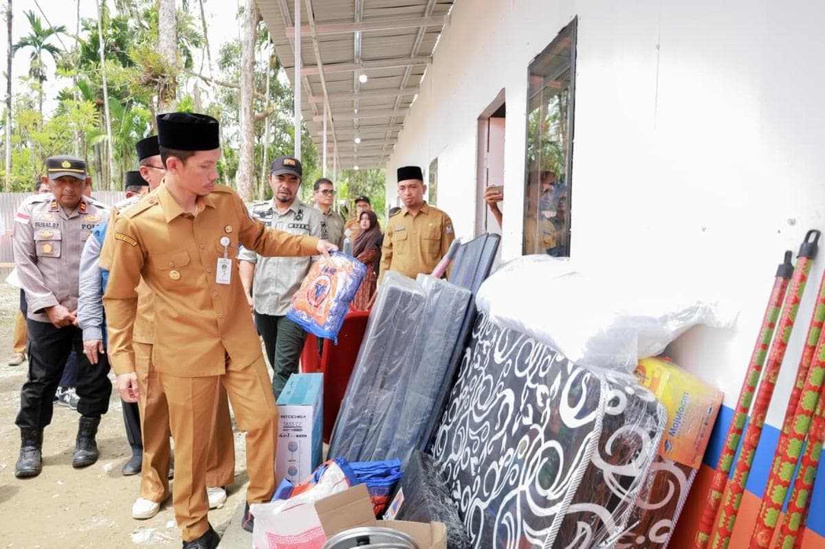 Bupati Aceh Barat Serahkan Huntara untuk Korban Bencana di Pante Ceureumen
