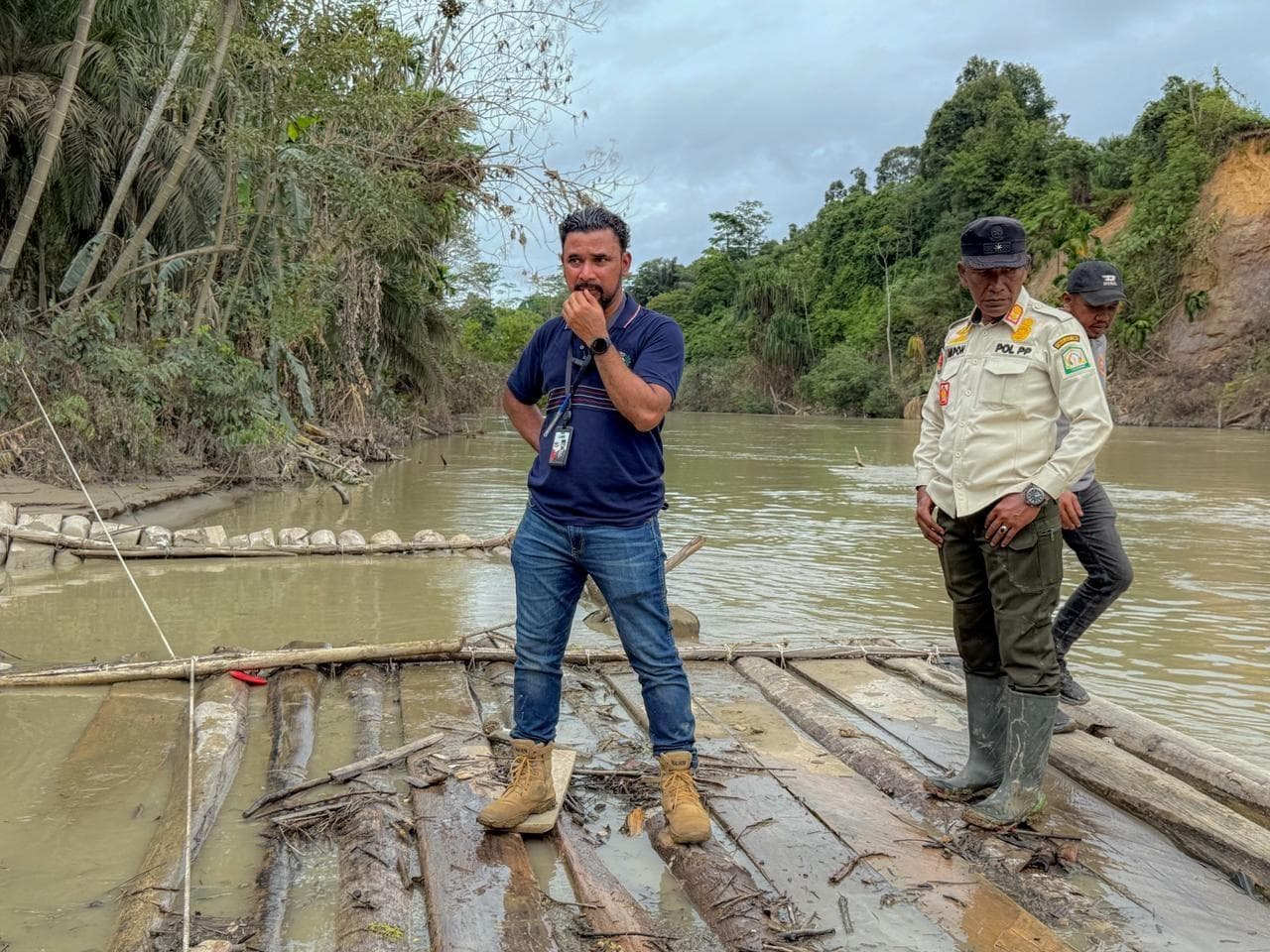 Bupati Aceh Timur Temukan Tumpukan Kayu Diduga Hasil Ilegal Logging di Lokasi Banjir