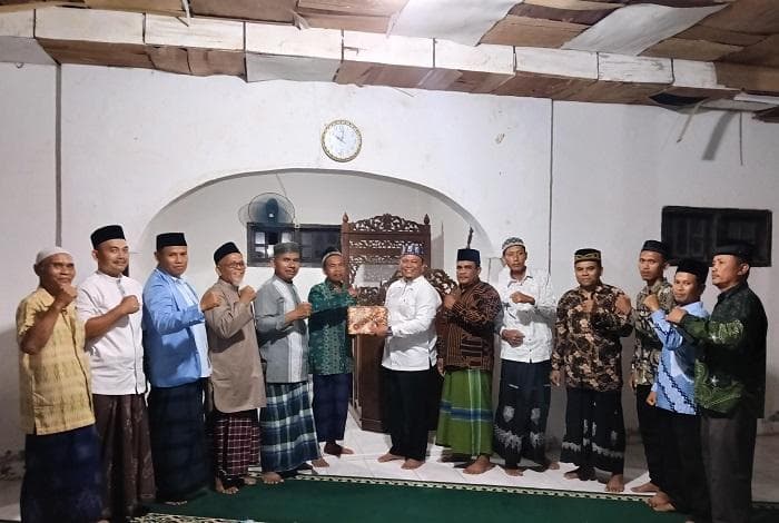 100 Mushaf Alquran Salurkan untuk Hidupkan Pengajian di Masjid Peunaron
