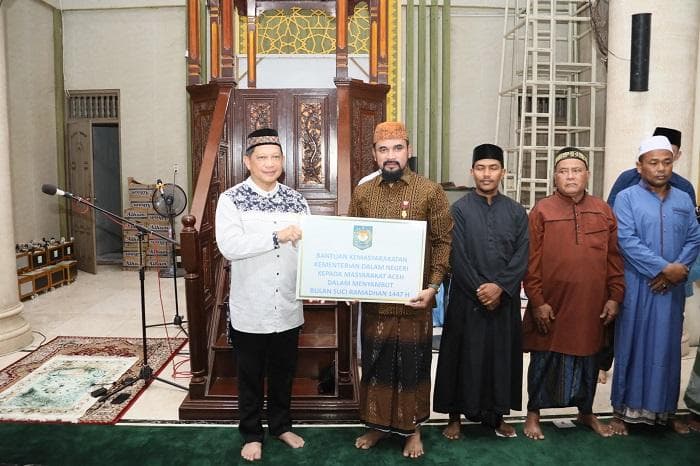 Tito Karnavian Salurkan Bantuan untuk Pemulihan Aceh Timur Pasca Bencana