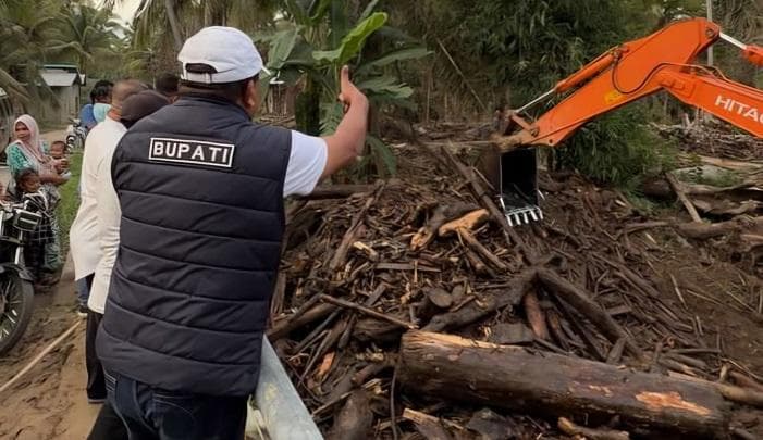 Bupati Bireuen Turunkan Alat Berat Atasi Banjir di Peusangan Selatan