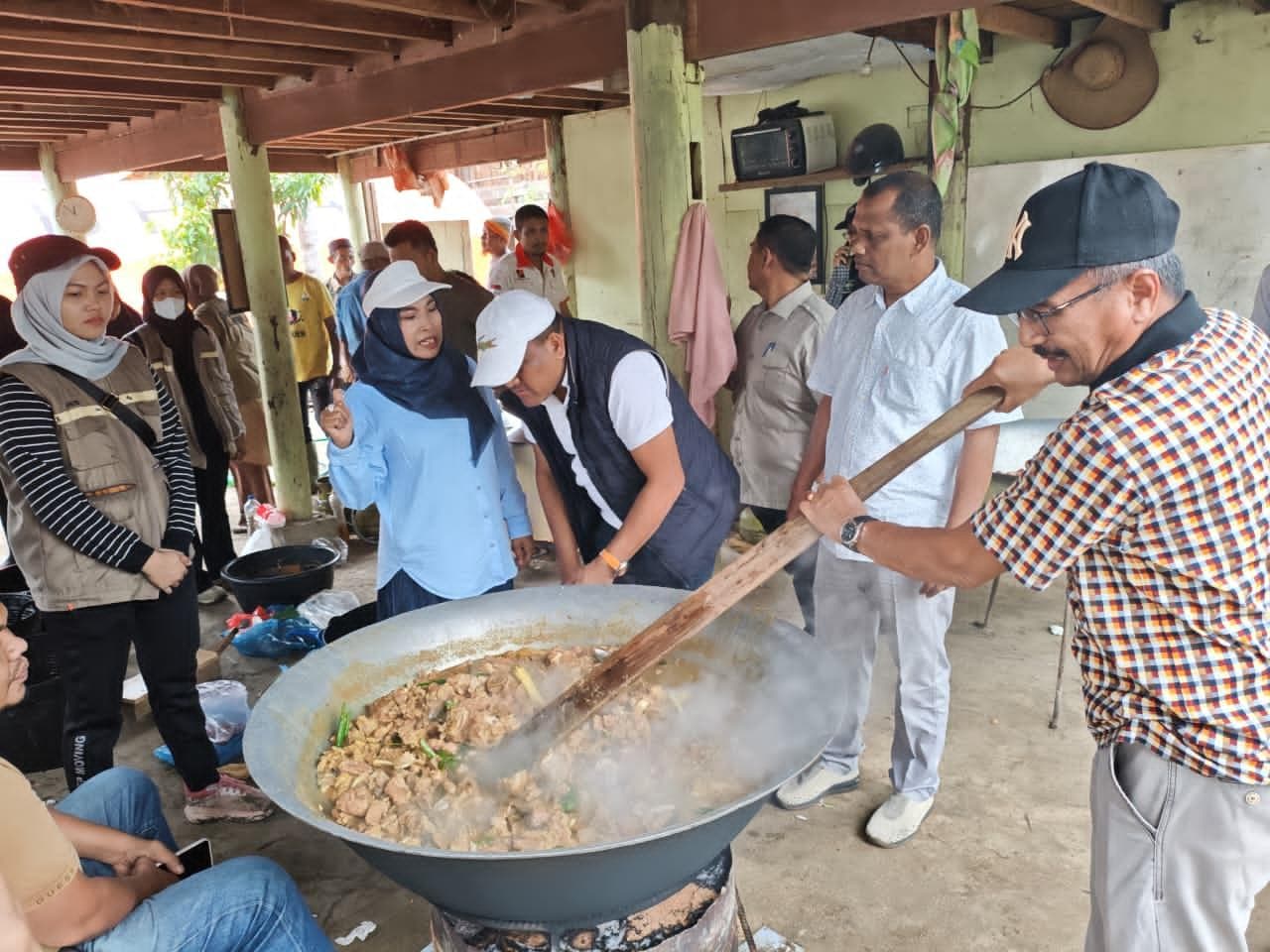 Bupati Bireuen Masak Meugang Bersama Pengungsi Alue Kuta, Jangka