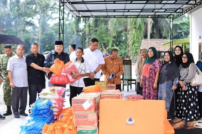 Bupati Nagan Raya Serahkan Bantuan Rp4 Juta untuk Korban Kebakaran di Krueng Seumayam