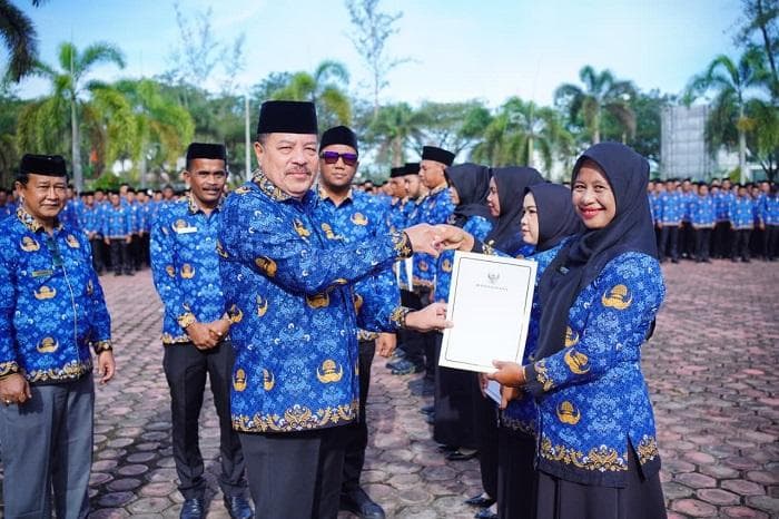Bupati Nagan Raya Serahkan 2.150 SK PPPK Paruh Waktu, Dampaknya Bagaimana?